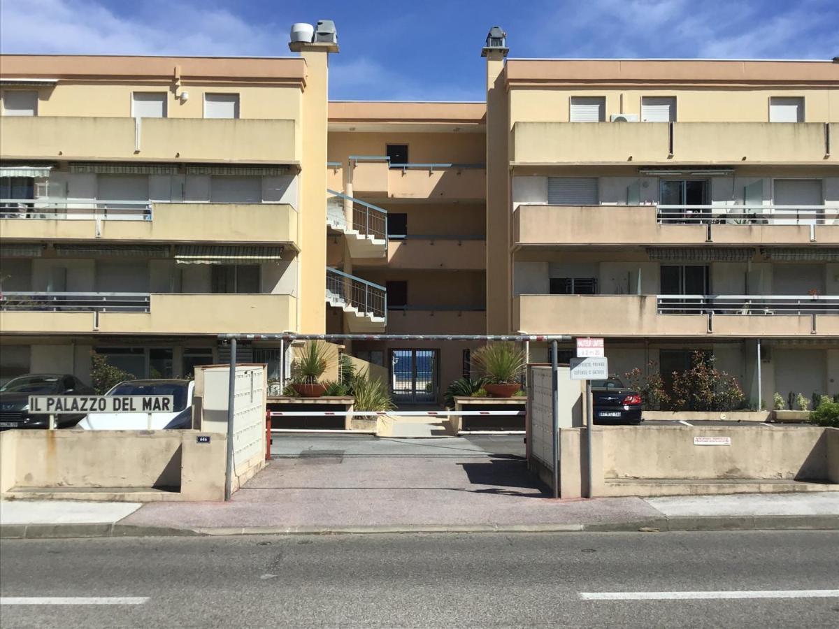 Studio 207-Les pieds dans l’eau à 30m de la plage Cavalaire-sur-Mer Exterior foto